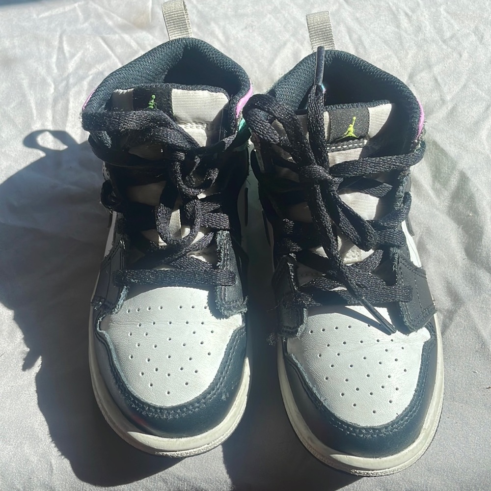AIR JORDAN 1 MID - WHITE/VOLT
JORDAN